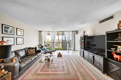 605 Oaks Drive Pompano Beach FL 33069