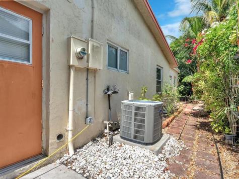 6171 SW 6th Margate FL 33068