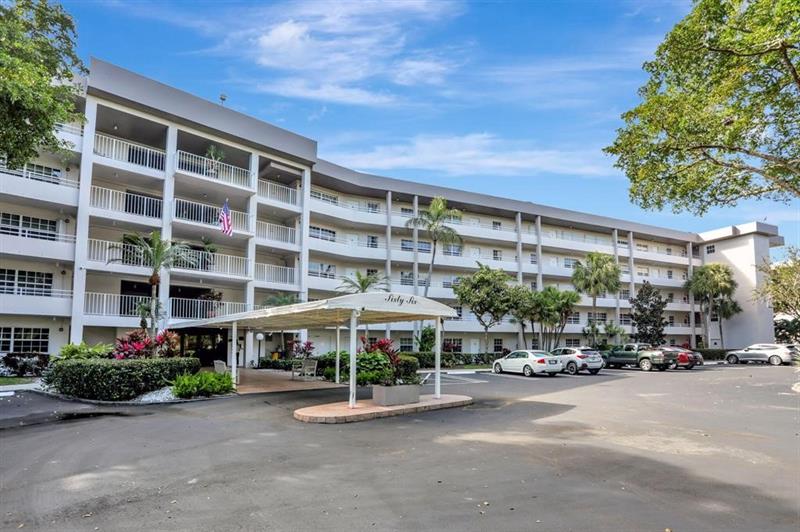 565 Oaks Lane Pompano Beach FL 33069