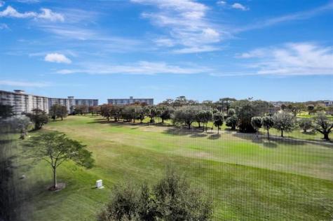 565 Oaks Lane Pompano Beach FL 33069