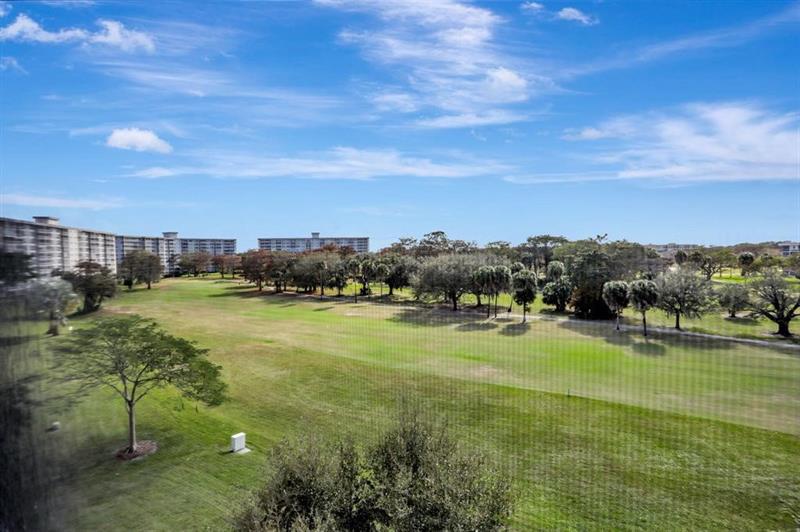 565 Oaks Lane Pompano Beach FL 33069