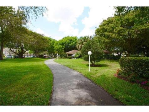 565 Oaks Lane Pompano Beach FL 33069