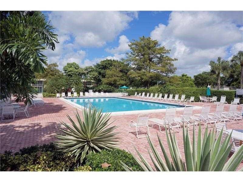 565 Oaks Lane Pompano Beach FL 33069