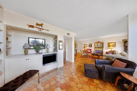 3930 Oaks Clubhouse Drive Pompano Beach FL 33069