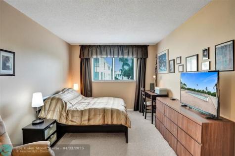 32 Colonial Club Drive Boynton Beach FL 33435