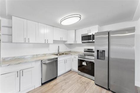 1052 Hythe C Boca Raton FL 33434