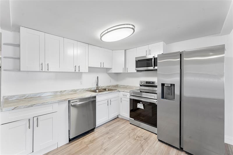 1052 Hythe C Boca Raton FL 33434