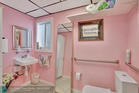 311 NE 44th Street Oakland Park FL 33334