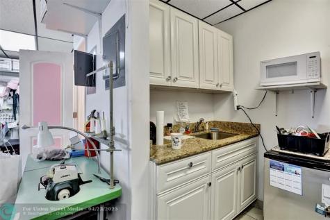 311 NE 44th Street Oakland Park FL 33334