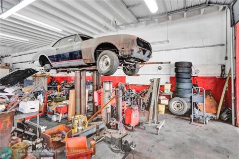 1040 NE 44th Street Oakland Park FL 33334