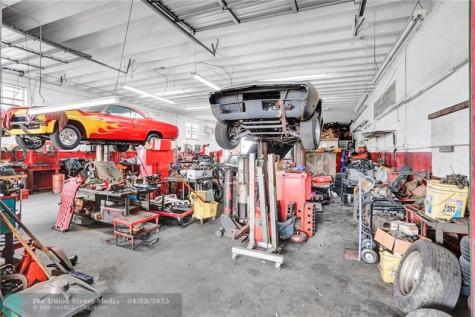 1040 NE 44th Street Oakland Park FL 33334