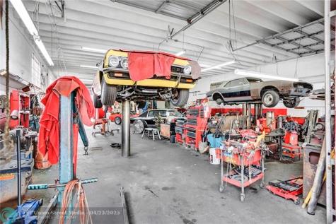 1040 NE 44th Street Oakland Park FL 33334