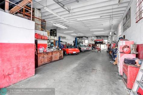 1040 NE 44th Street Oakland Park FL 33334