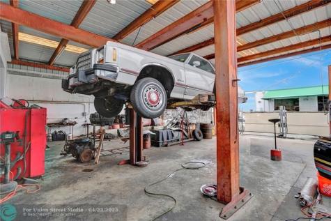 1040 NE 44th Street Oakland Park FL 33334