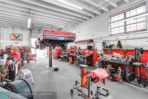 1040 NE 44th Street Oakland Park FL 33334