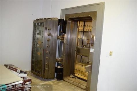 2 W Main Street Avon Park FL 33825