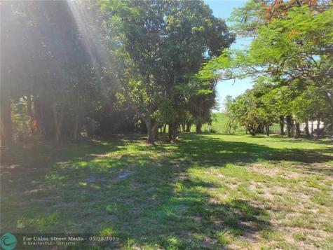 1697 E Main Street Pahokee FL 33476