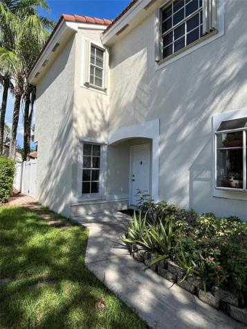 959 Azure Lane Weston FL 33326