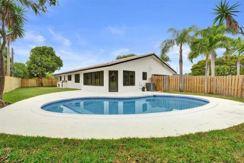 518 Linnet Circle Delray Beach FL 33444