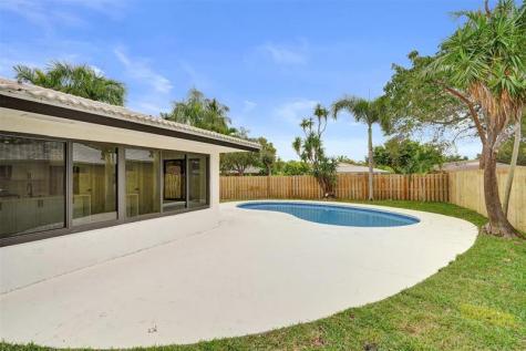 518 Linnet Circle Delray Beach FL 33444