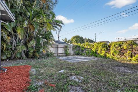 621 SE 1st Street Hialeah FL 33010