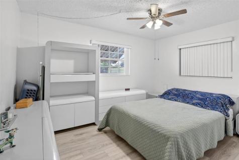 6717 Farragut Hollywood FL 33024