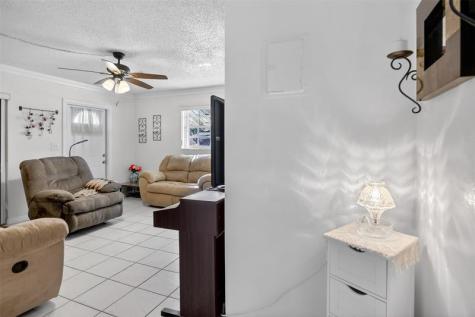 6717 Farragut Hollywood FL 33024