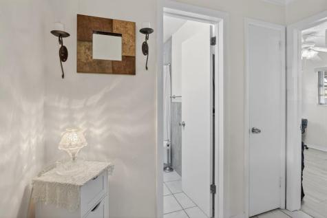6717 Farragut Hollywood FL 33024