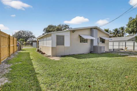 6717 Farragut Hollywood FL 33024