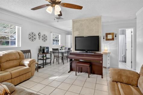 6717 Farragut Hollywood FL 33024