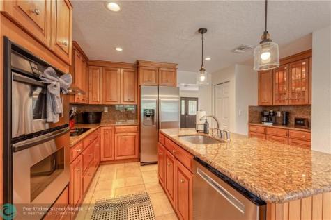 3351 NE 17th Way Oakland Park FL 33334