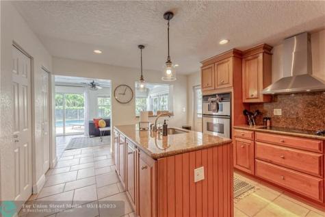3351 NE 17th Way Oakland Park FL 33334