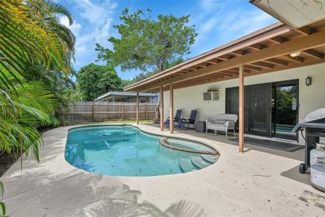 900 SE 13th Court Deerfield Beach FL 33441