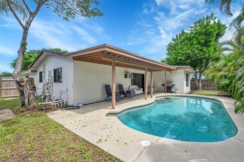 900 SE 13th Court Deerfield Beach FL 33441