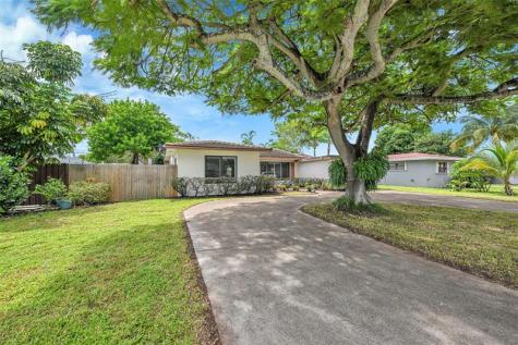 900 SE 13th Court Deerfield Beach FL 33441