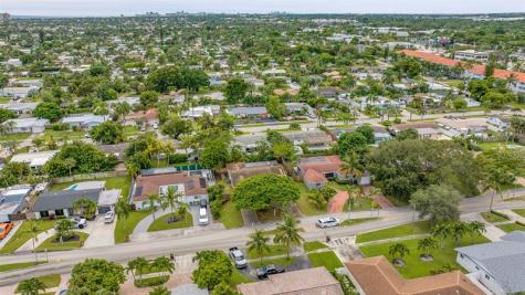 900 SE 13th Court Deerfield Beach FL 33441