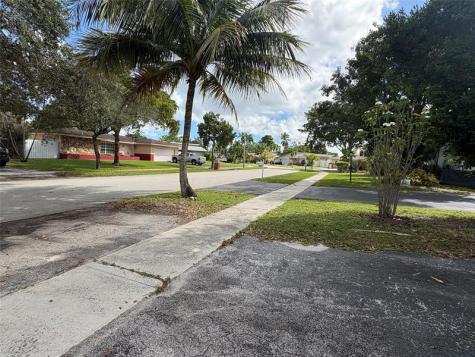 1091 NW 78th Terrace Plantation FL 33322