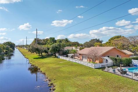 808 E Plantation Circle Plantation FL 33324