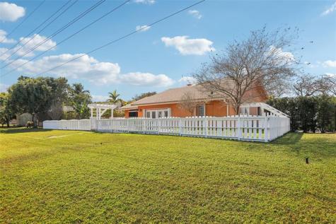 808 E Plantation Circle Plantation FL 33324
