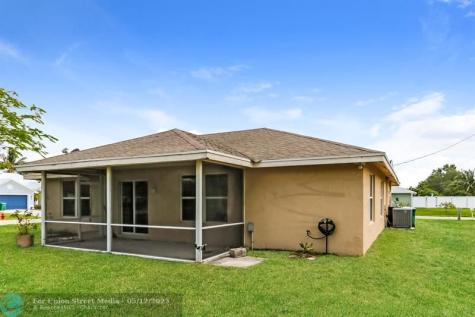 2095 SE Joyner Circle Port St Lucie FL 34952