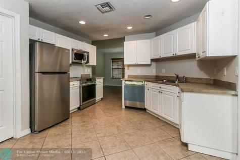 2095 SE Joyner Circle Port St Lucie FL 34952