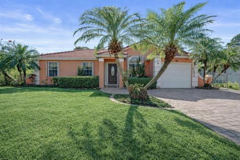1244 SW Bellevue Avenue Port St Lucie FL 34953