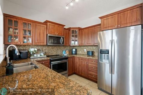 8313 NW 188th Terrace Hialeah FL 33015