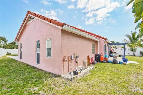 26 Dogwood Circle Boynton Beach FL 33436