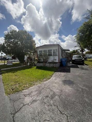 5242 SW 29th Street Davie FL 33314