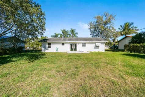 516 SW Buswell Avenue Port St Lucie FL 34983
