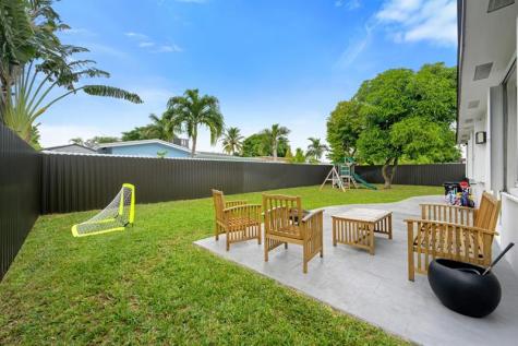 300 SW 65th Way Pembroke Pines FL 33023
