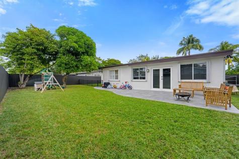 300 SW 65th Way Pembroke Pines FL 33023