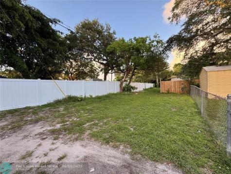 3913 SW 28th Street West Park FL 33023