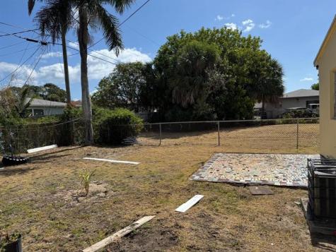 958 W 4th Street Riviera Beach FL 33404